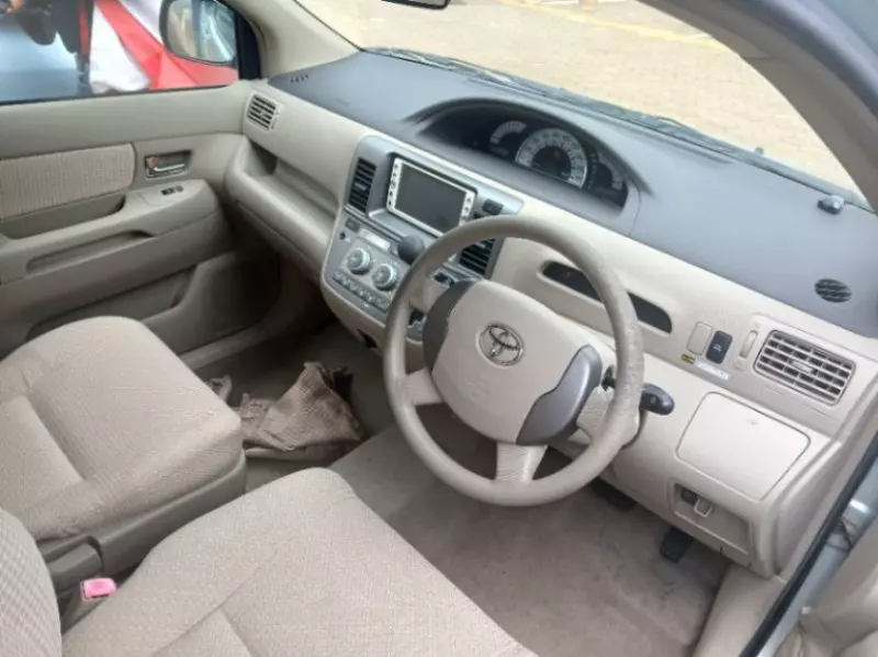 Toyota Raum    - 2010