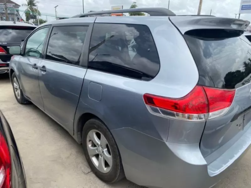 TOYOTA Sienna   - 2011