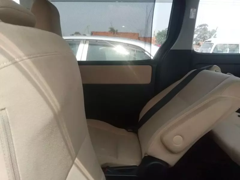 Toyota Noah Hybrid - 2016