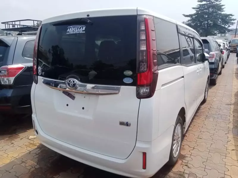 Toyota Noah Hybrid   - 2016