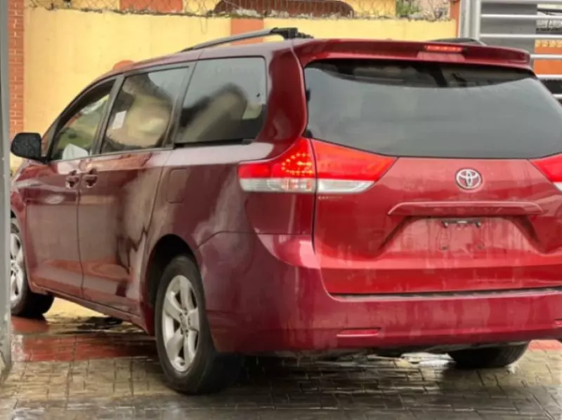 Toyota Sienna   - 2013