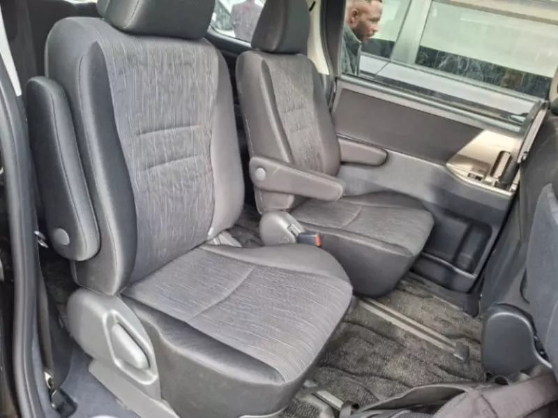 Toyota Noah   - 2012