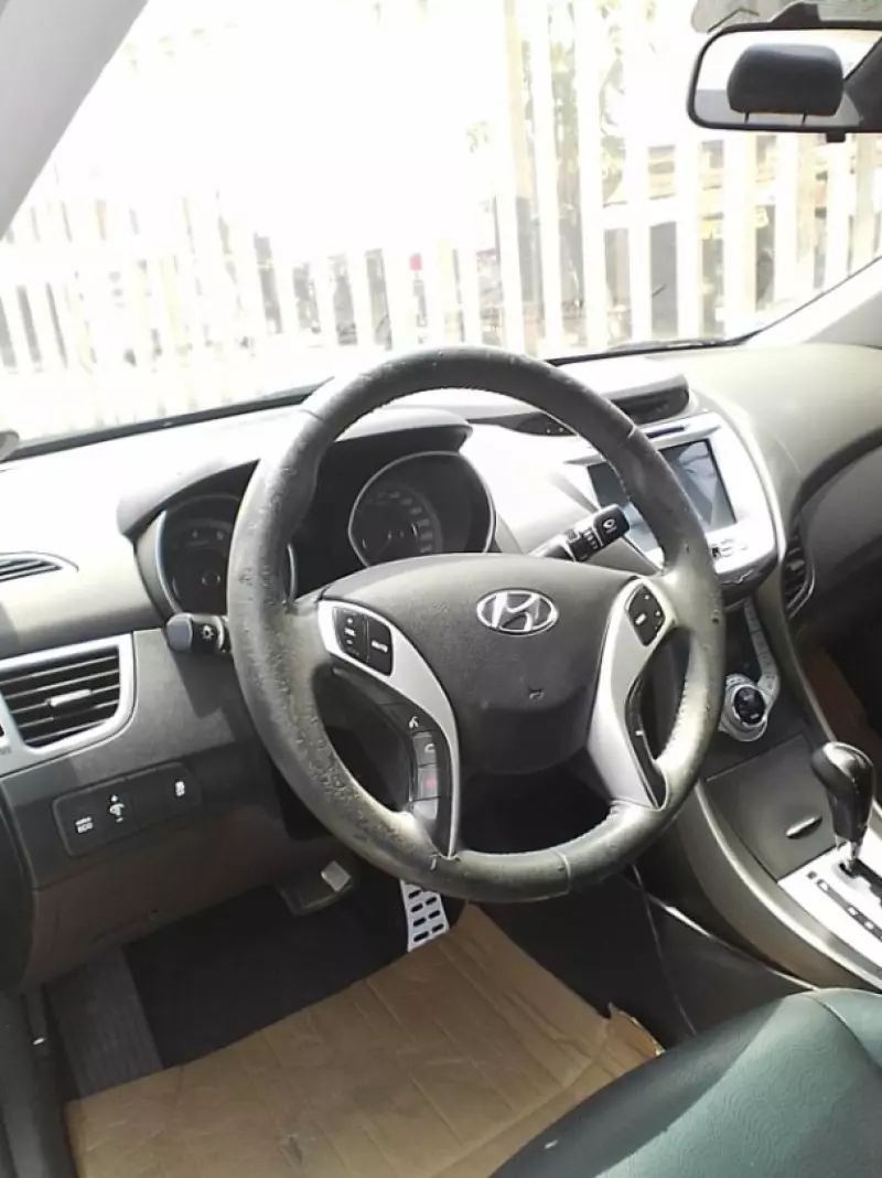 Hyundai Elantra   - 2012