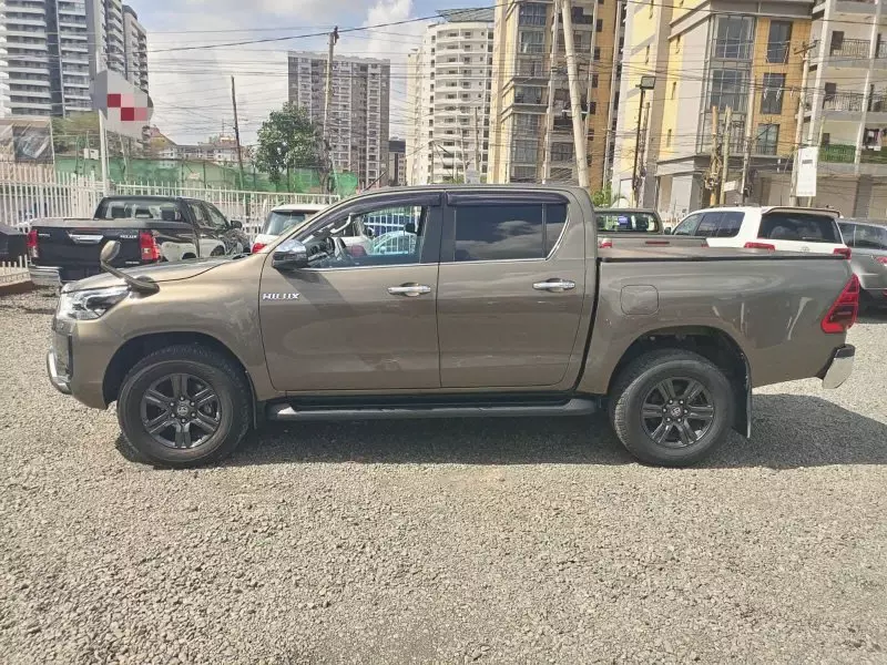 TOYOTA Hilux   - 2022