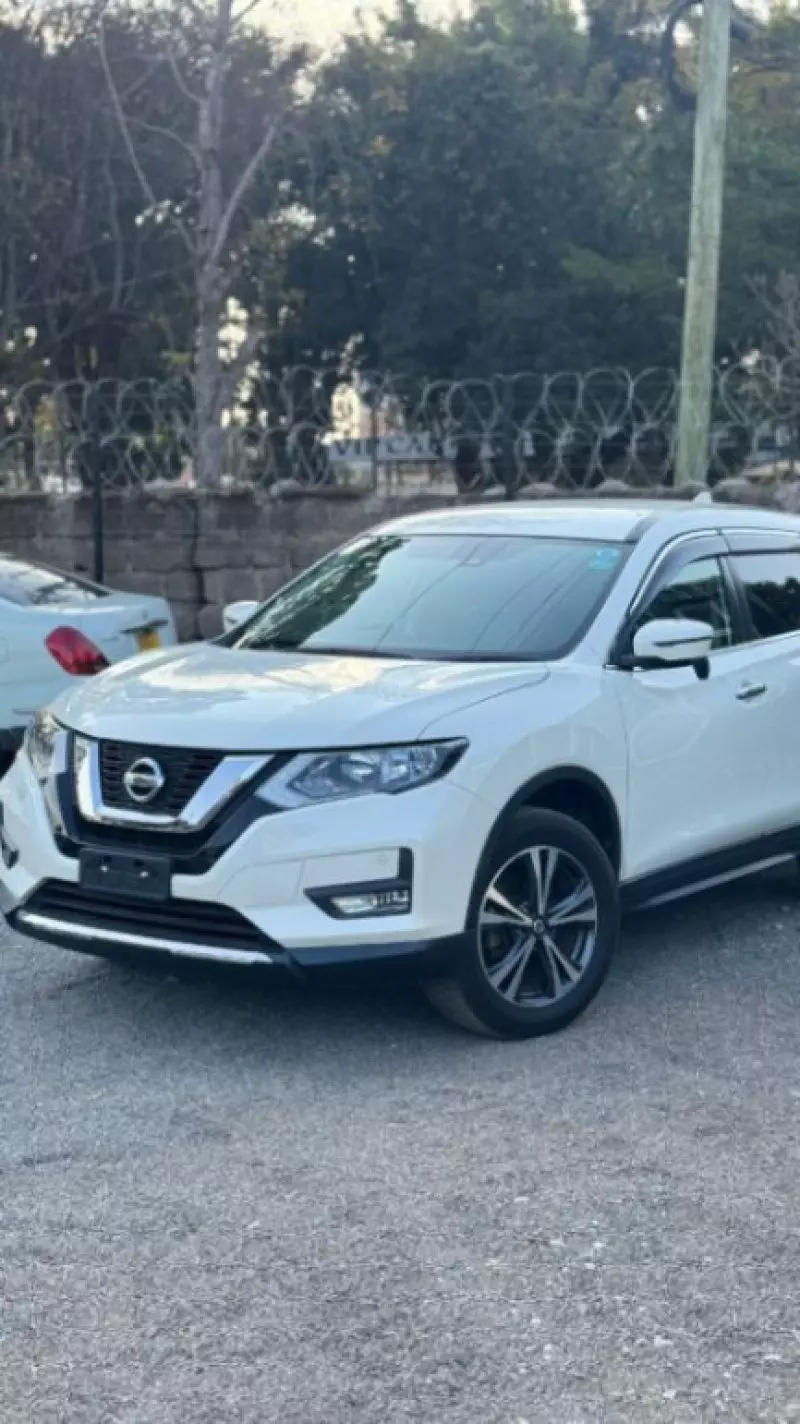 Nissan X-TRAIL    - 2018