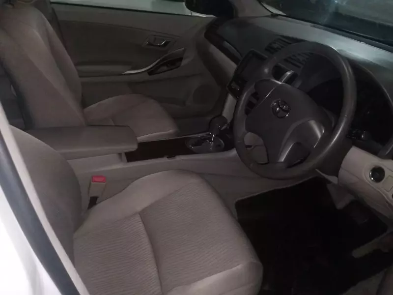 Toyota Premio    - 2010
