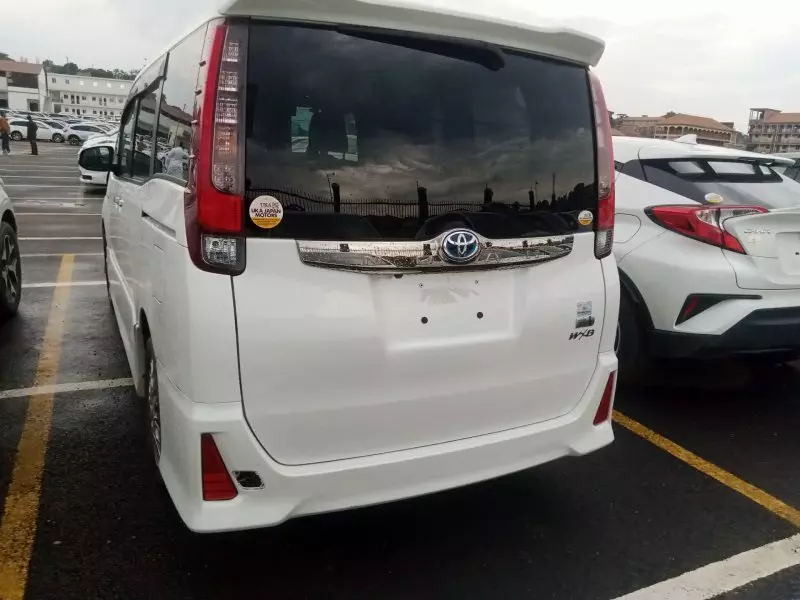 Toyota Noah Hybrid   - 2017