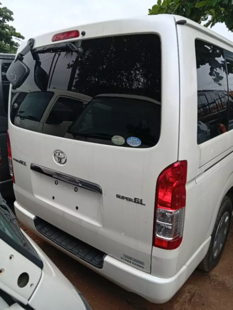 Toyota Hiace   - 2011