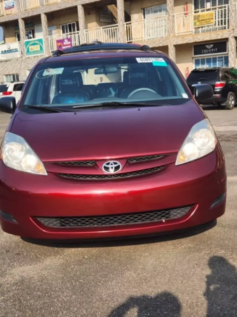 Toyota Sienna - 2011