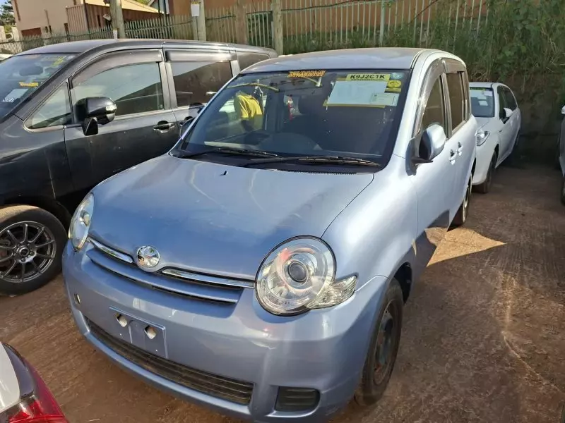 Toyota Sienta - 2012
