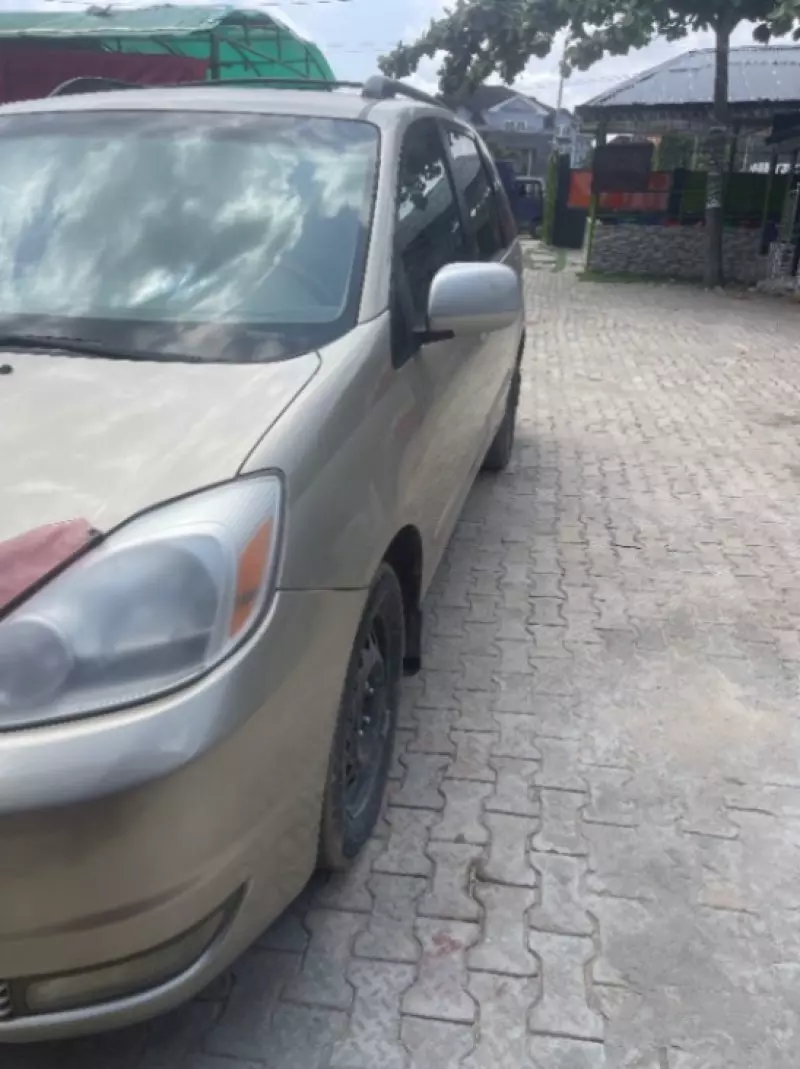 Toyota Sienna   - 2004