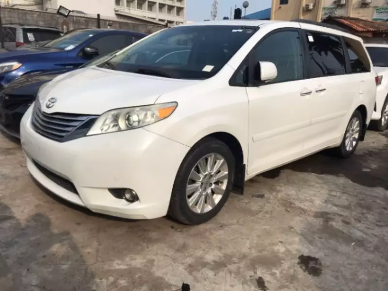 TOYOTA Sienna   - 2012