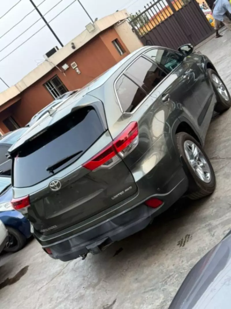 Toyota Highlander   - 2015