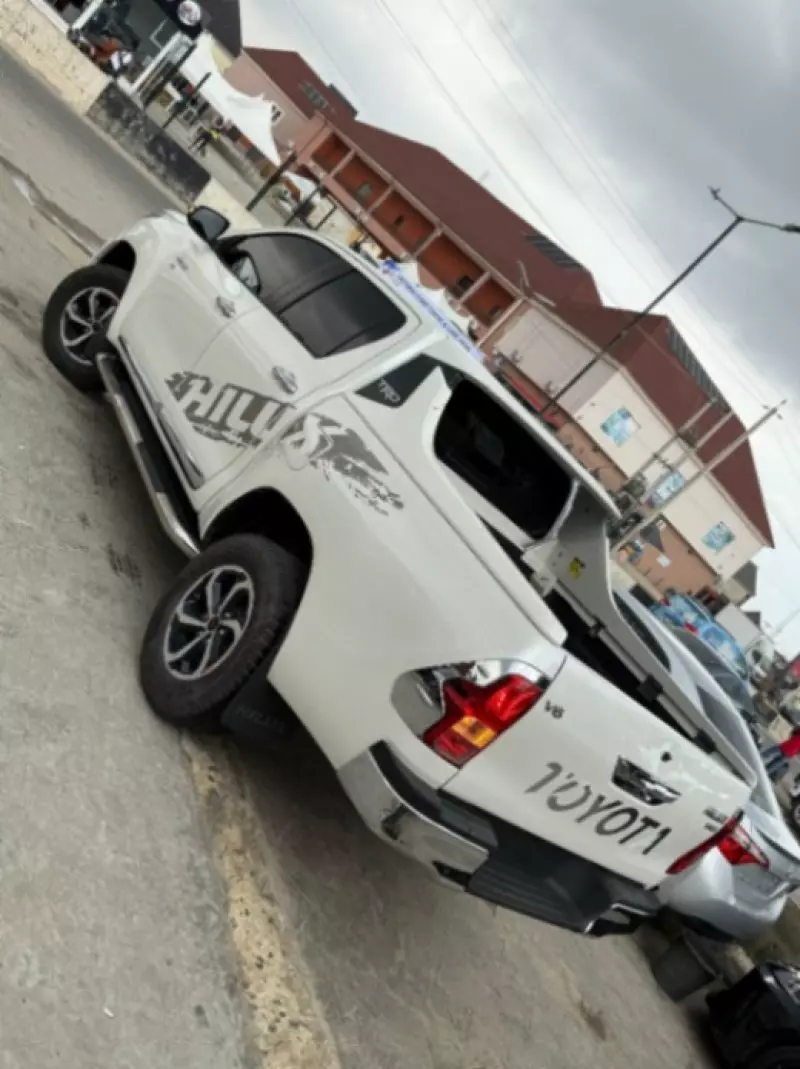 Toyota Hilux   - 2020