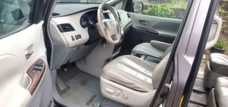 TOYOTA Sienna   - 2011
