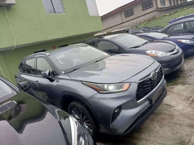 Toyota Highlander   - 2021