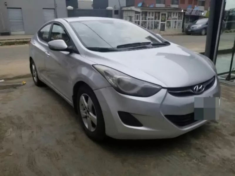 Hyundai Elantra   - 2012