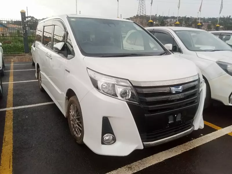 Toyota Noah Hybrid   - 2017