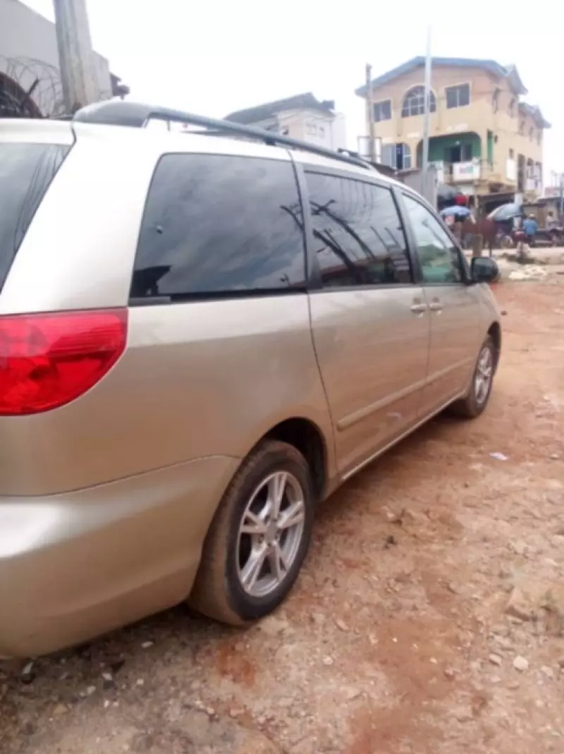 TOYOTA Sienna   - 2010