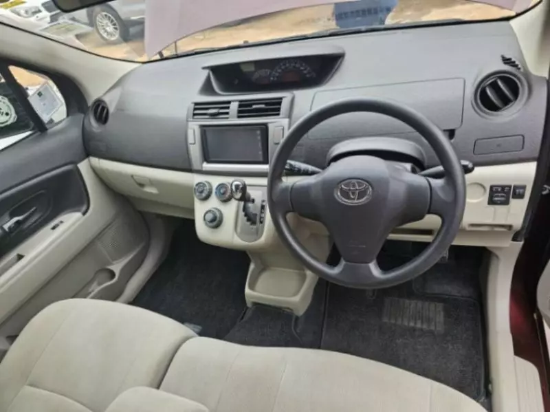 Toyota Passo Sette   - 2011