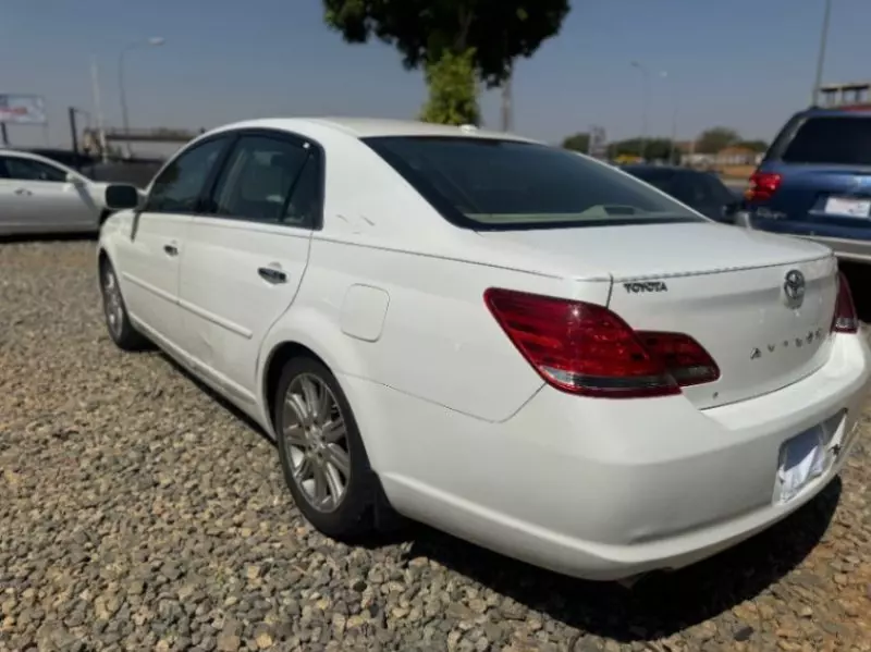 Toyota Avalon   - 2009