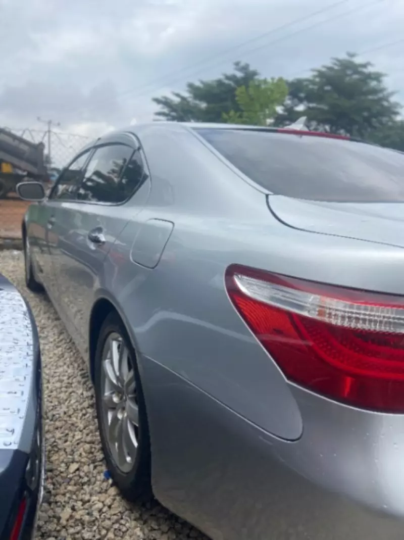 Lexus LS 460   - 2006