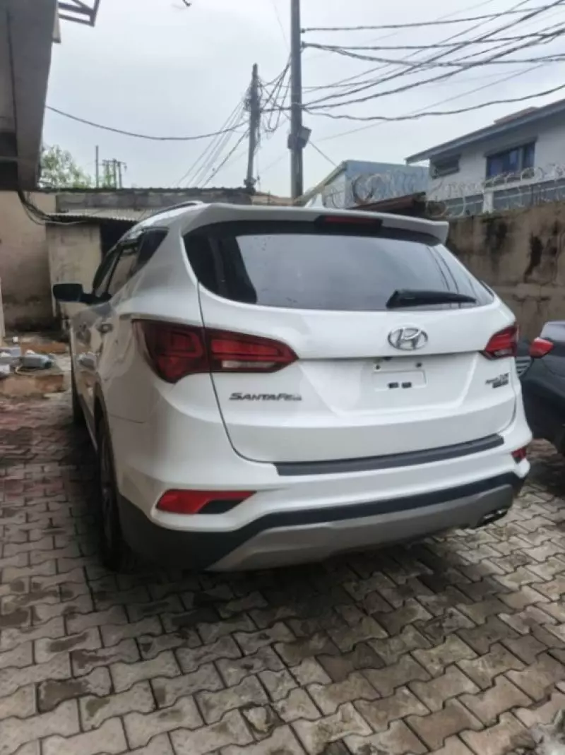 Hyundai Santa Fe   - 2017