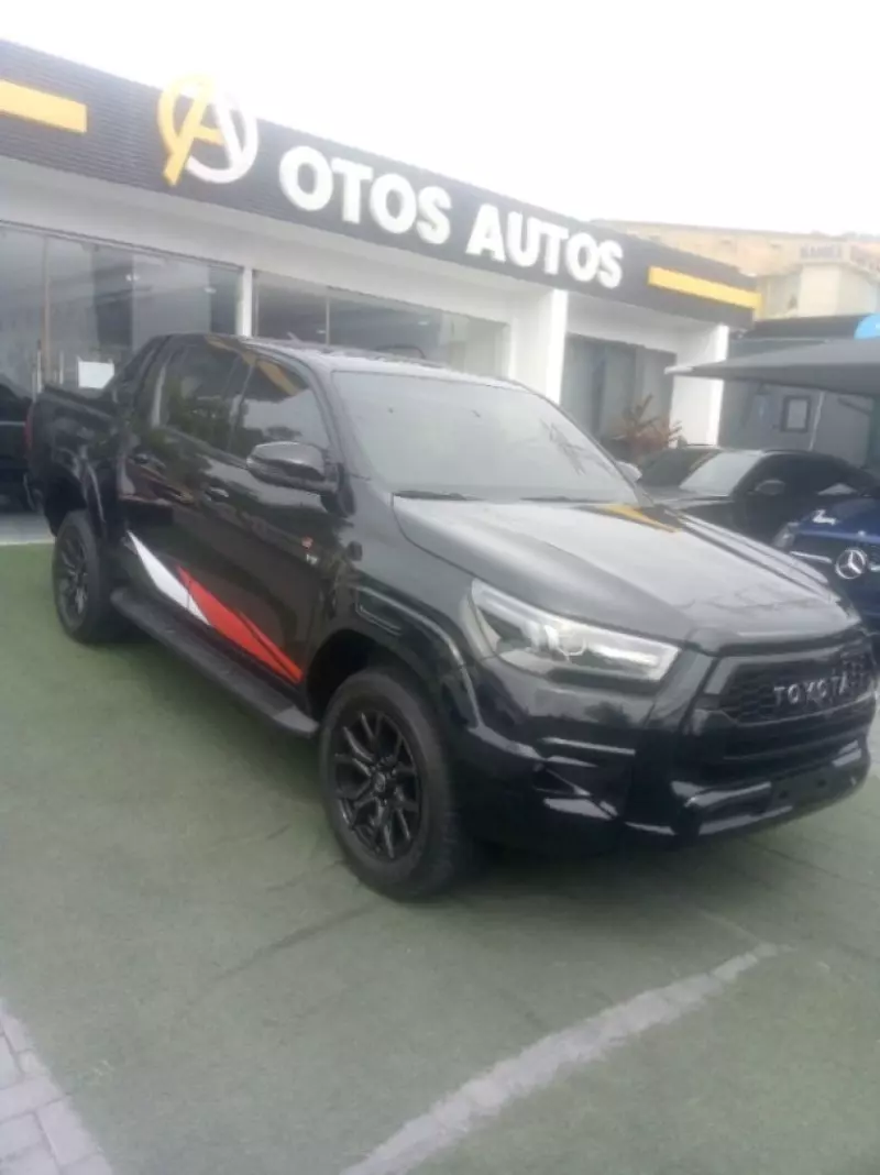 Toyota Hilux   - 2022