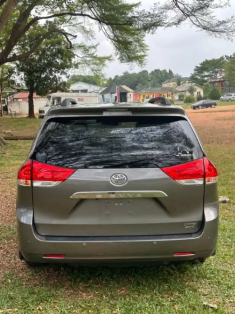 Toyota Sienna   - 2011