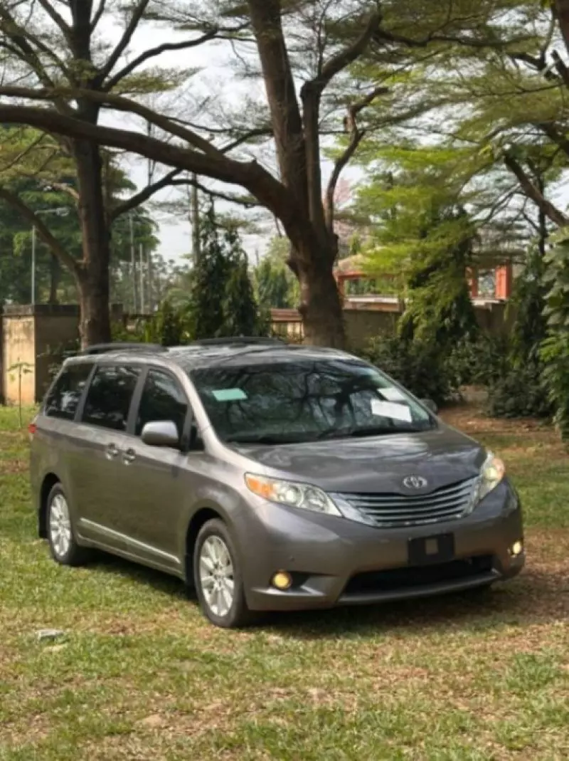 Toyota Sienna   - 2011