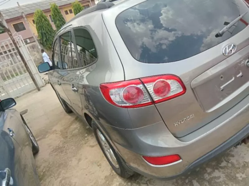 Hyundai Santa Fe   - 2011