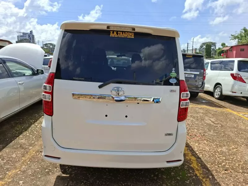TOYOTA Noah   - 2012