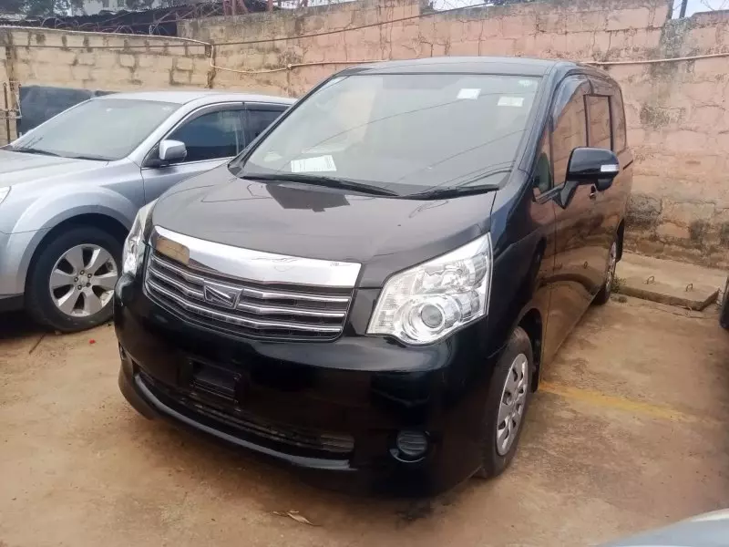 Toyota Noah   - 2013