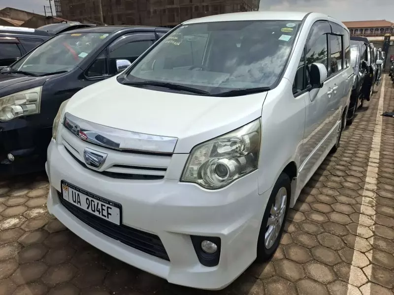 Toyota Noah - 2011