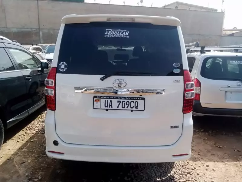 Toyota Noah   - 2011