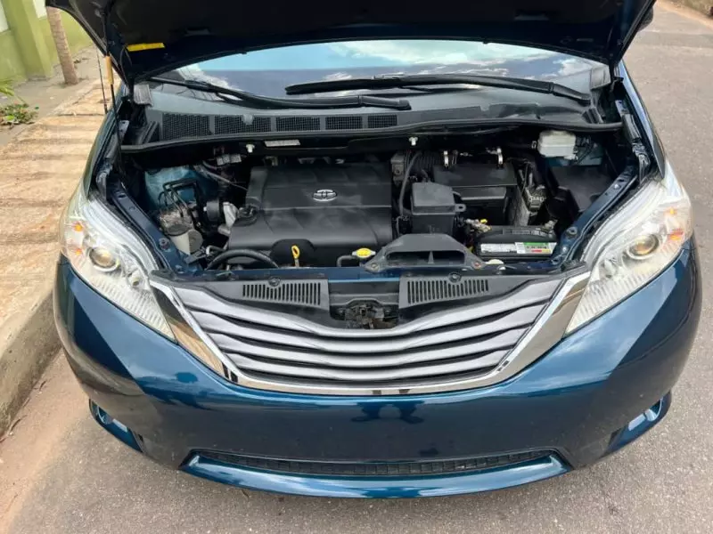 Toyota Sienna - 2011