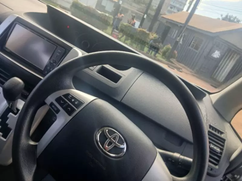 Toyota Noah   - 2012