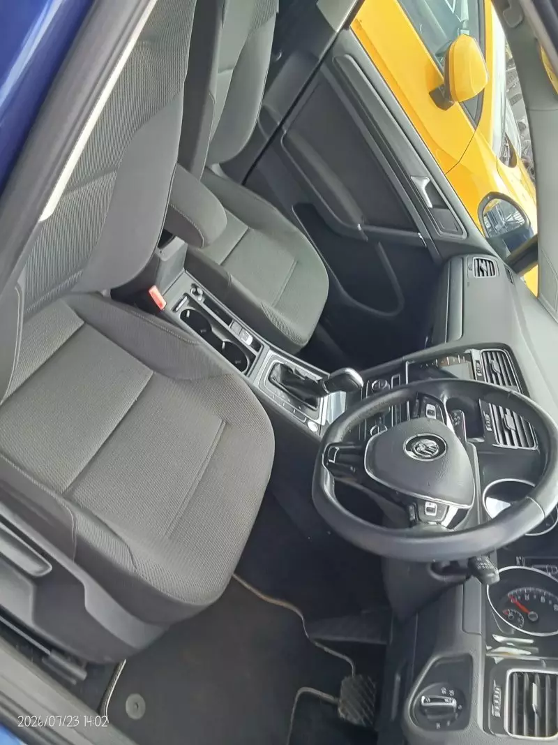 Volkswagen Golf   - 2015