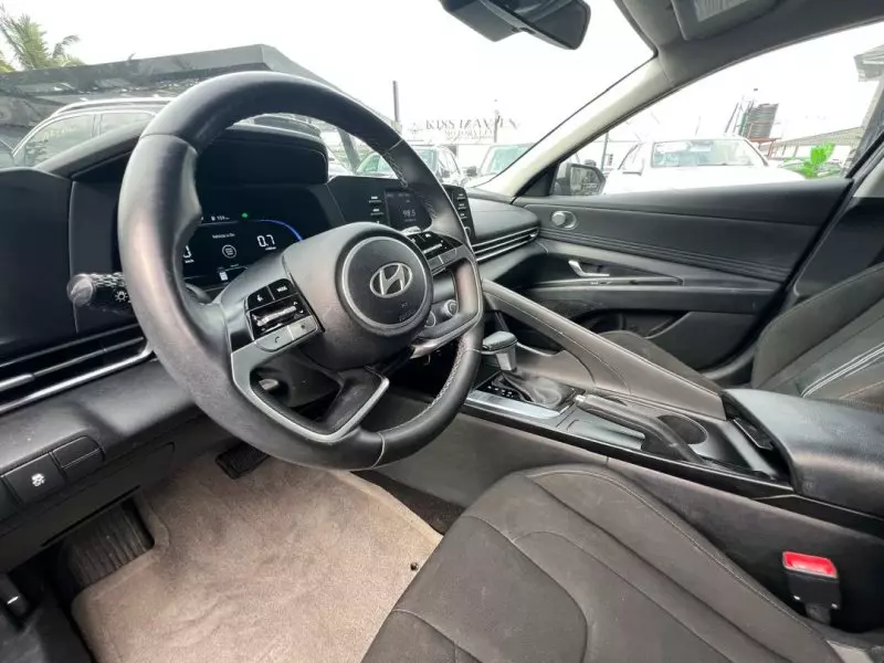 Hyundai Elantra - 2024