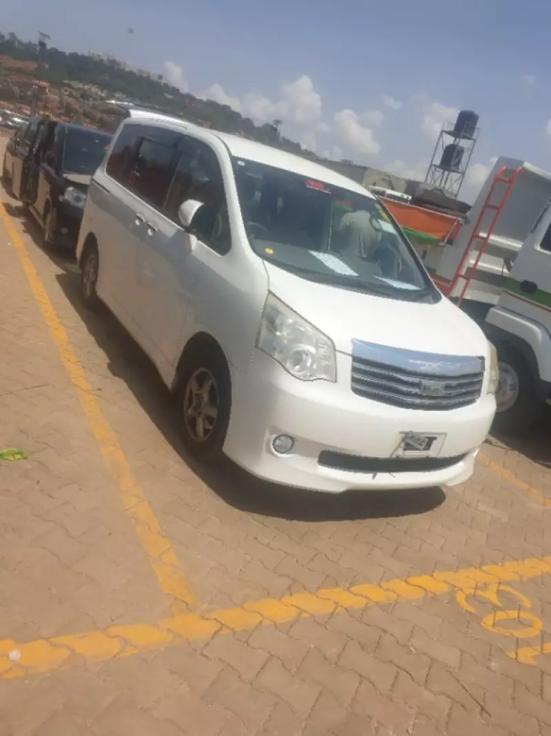 TOYOTA Noah   - 2013