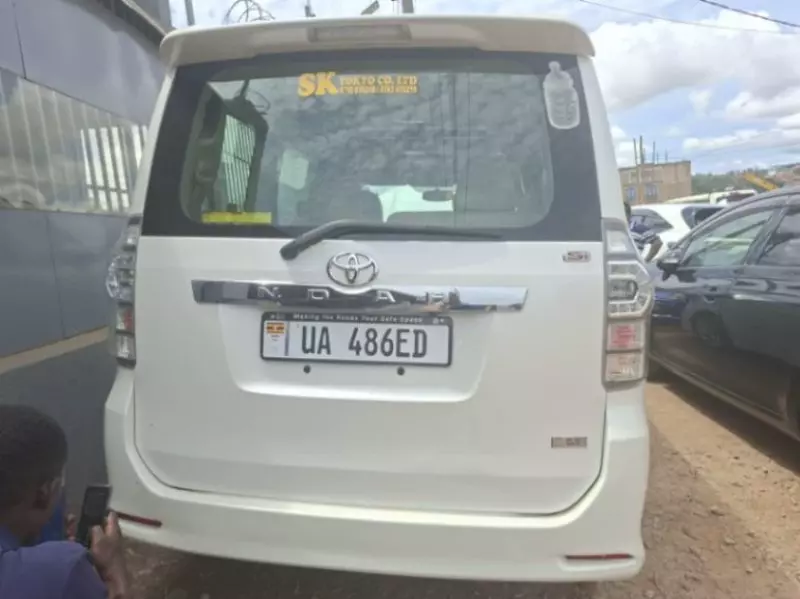 Toyota Noah   - 2013