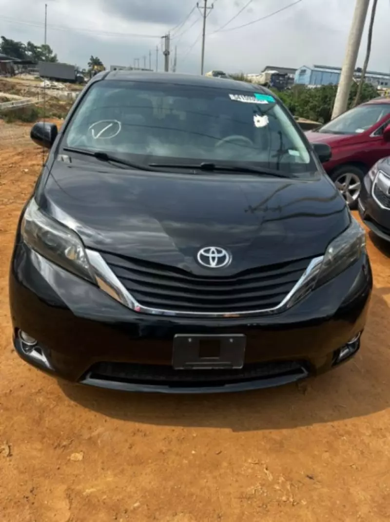 TOYOTA Sienna   - 2011