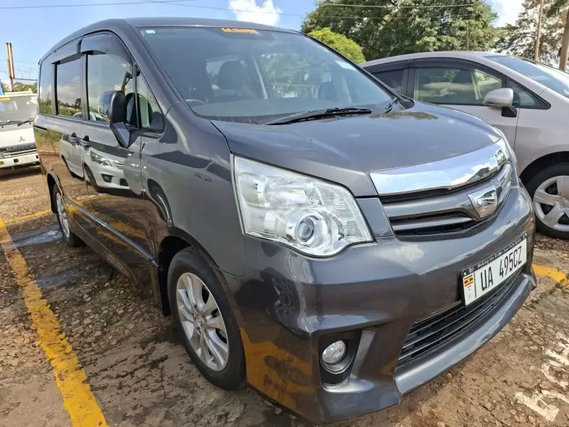 Toyota Noah   - 2012