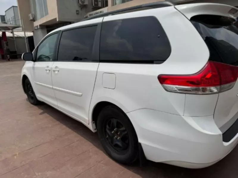 Toyota Sienna   - 2013
