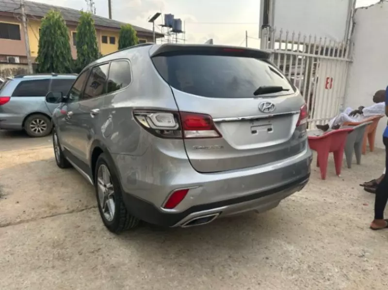 Hyundai Santa Fe   - 2017