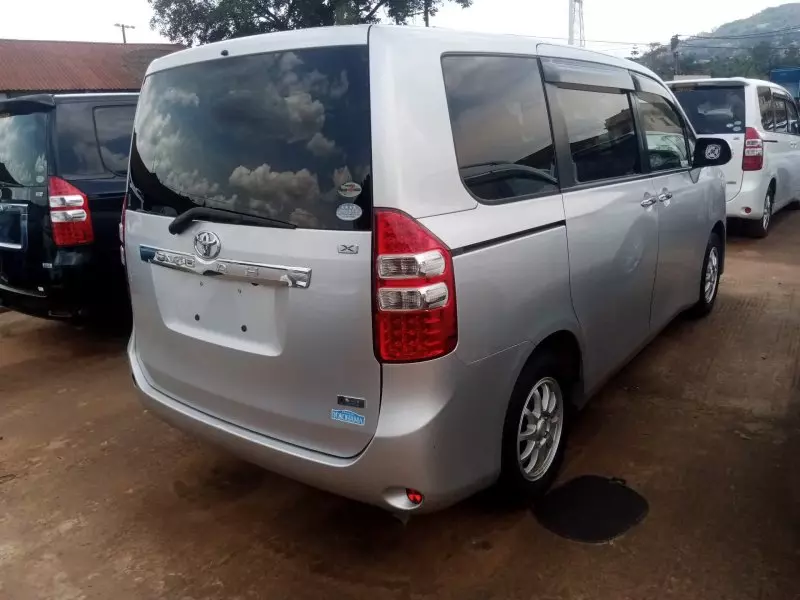 Toyota Noah   - 2012