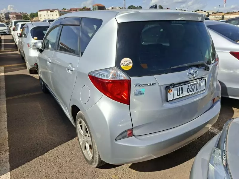 Toyota Ractis   - 2012