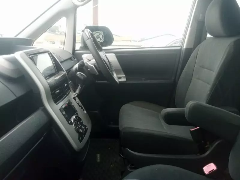 Toyota Noah   - 2013