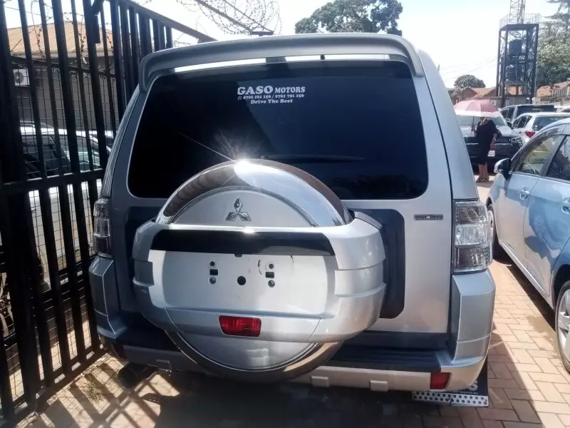 Mitsubishi Pajero   - 2012