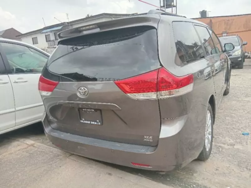 Toyota Sienna   - 2010